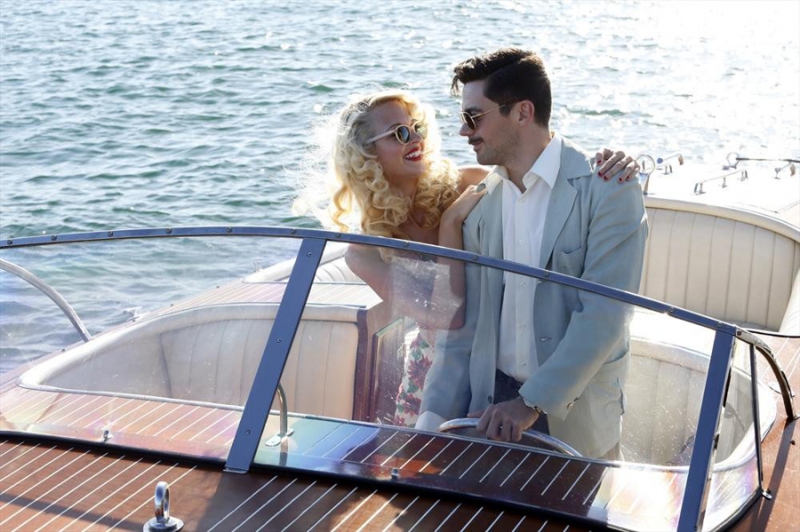 Howard Stark (Dominic Cooper) et une jeune femme à bord de son bateau