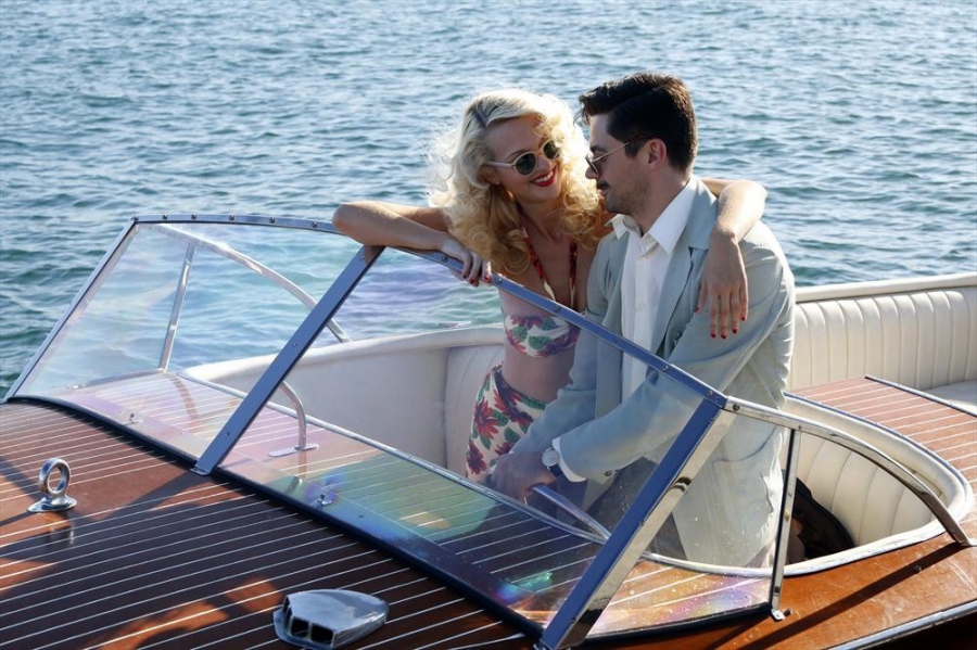Howard Stark (Dominic Cooper) passe du temps sur son bateau en compagnie d'une femme