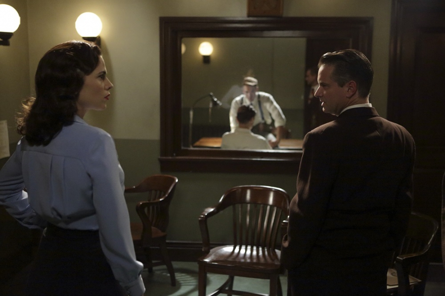 Peggy et le chef Dooley (Shea Whigham) assistent à un interrogatoire