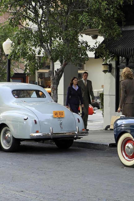 Peggy Carter (Hayley Atwell) et Edwin Jarvis (James D'Arcy) marchent dans la rue