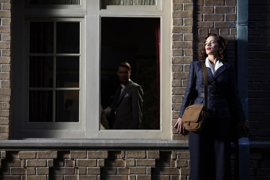 Peggy (Hayley Atwell) se cache de l'Agent  Thompson (Chad Michael Murray)