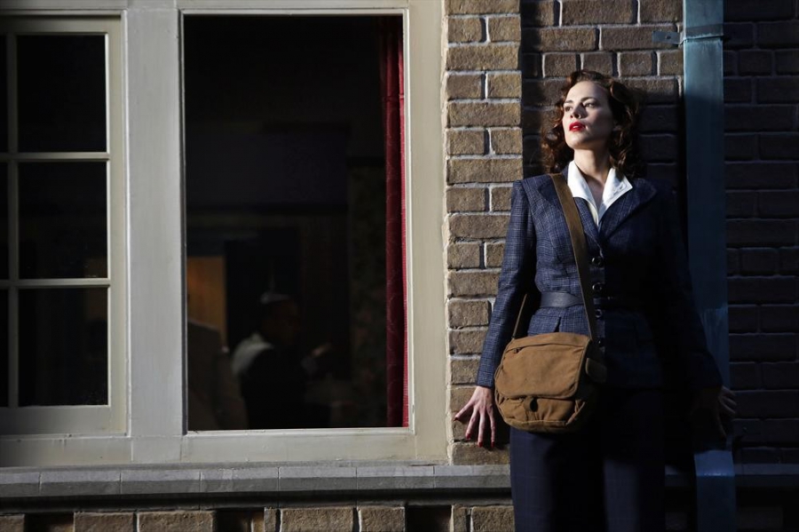 Peggy Carter (Hayley Atwell) se cache sur le bord de son immeuble