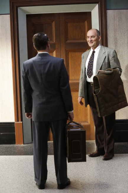 Roger Dooley (Shea Whigham) s'apprête à prendre l'ascenseur