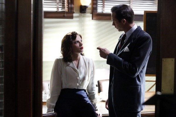 Peggy Carter (Hayley Atwell) et Jarvis discutent