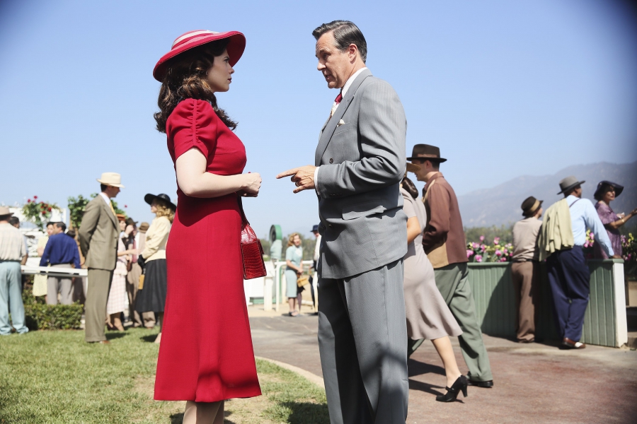 Peggy Carter (Hayley Atwell) et Calvin Chadwick (Currie Graham) lors d'une course hippique