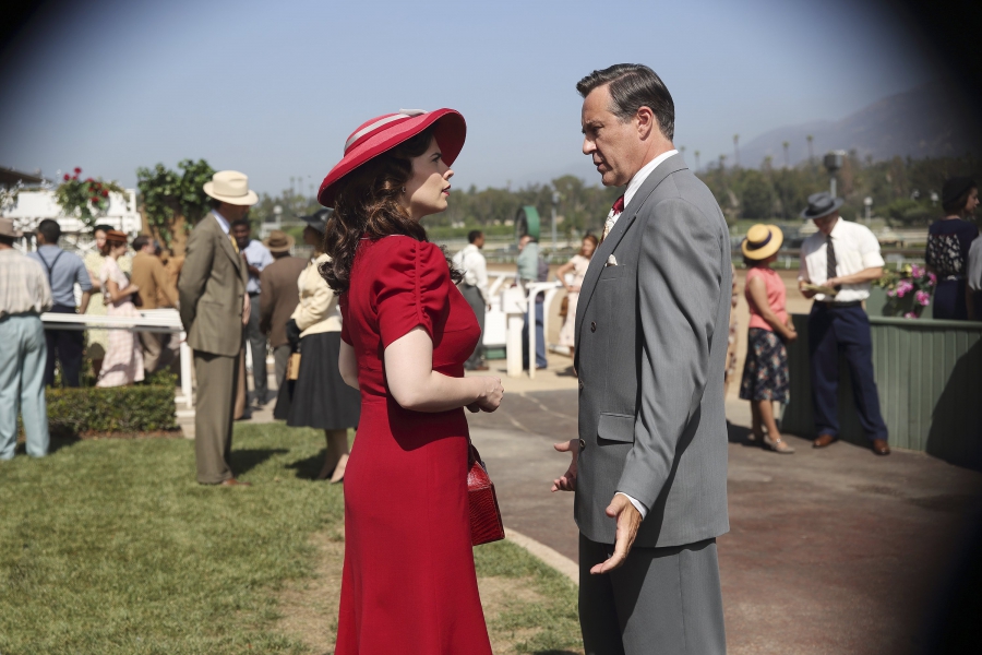 Peggy Carter (Hayley Atwell) et Calvin Chadwick (Currie Graham) discutent ensemble