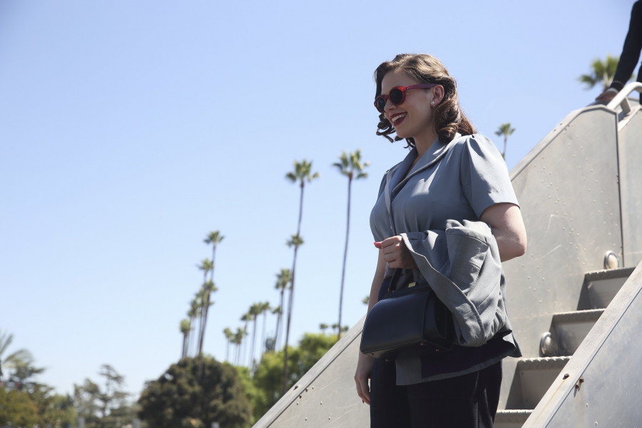 Peggy Carter (Hayley Atwell) arrive à Los Angeles