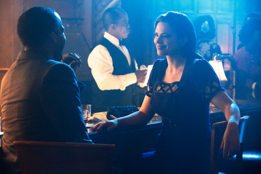 Peggy Carter (Hayley Atwell) et Jason Wilkes (Reggie Austin) dans un bar