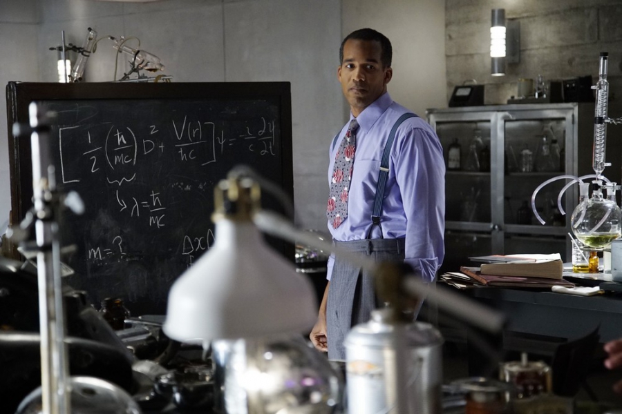 Jason Wilkes (Reggie Austin) dans un laboratoire