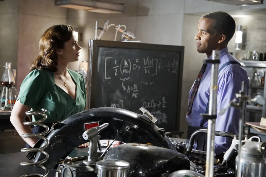 Peggy et Jason dans un laboratoire