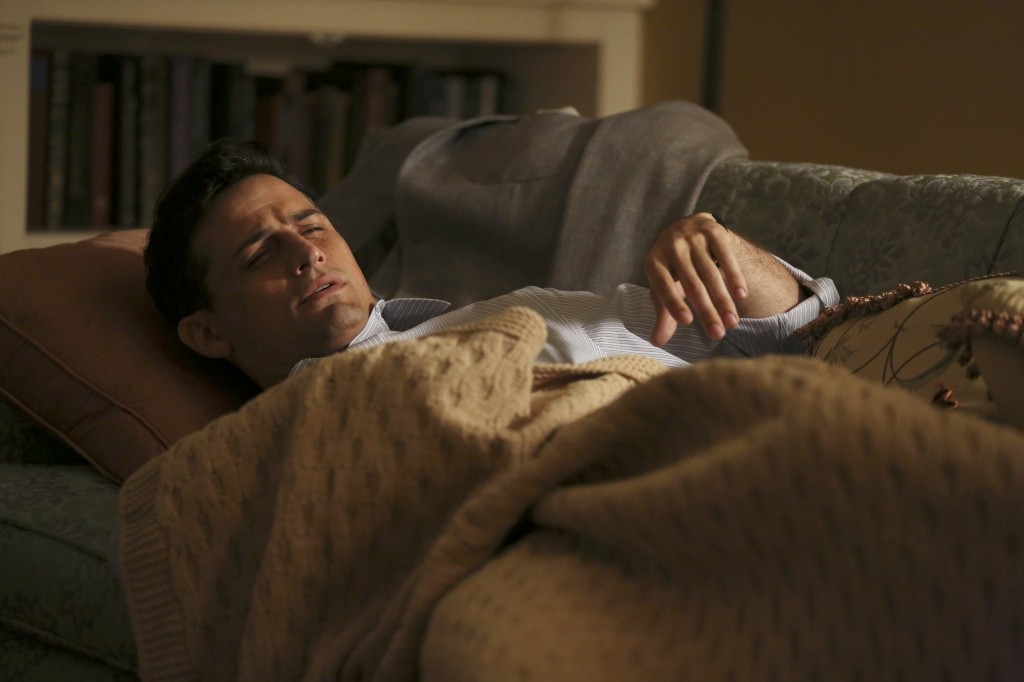 Daniel Sousa (Enver Gjokaj) est endormi dans son canapé