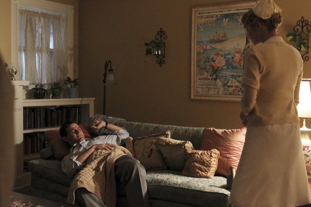Violet (Sarah Bolger) surprend Daniel endormi dans le canapé