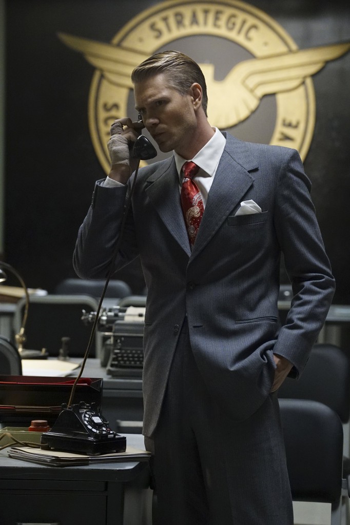 Jack Thompson (Chad Michael Murray) parle au téléphone