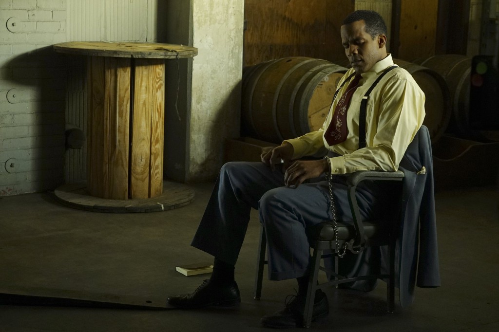 Jason Wilkes (Reggie Austin) attaché à une chaise