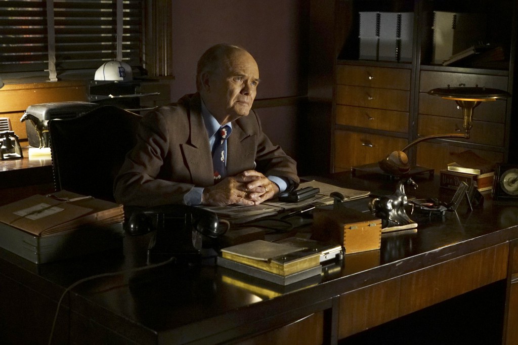 Vernon Masters (Kurtwood Smith) installé à son bureau