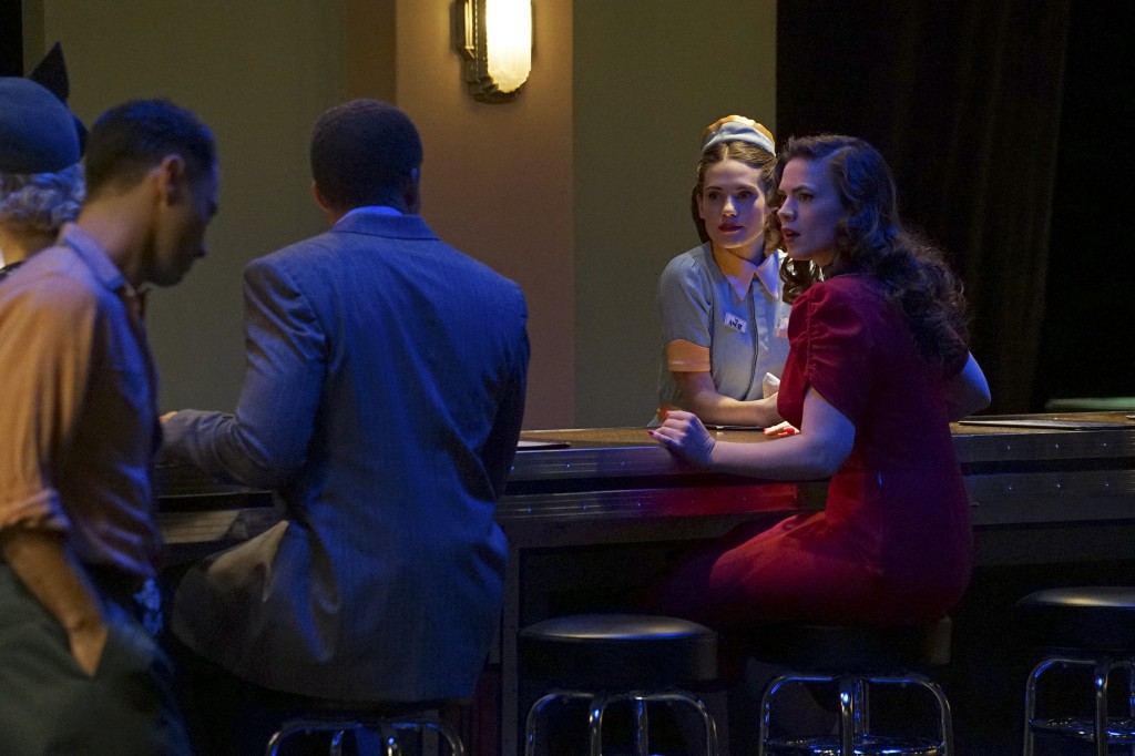 Peggy Carter (Hayley Atwell) rencontre  Jason Wilkes (Reggie Austin) au bar