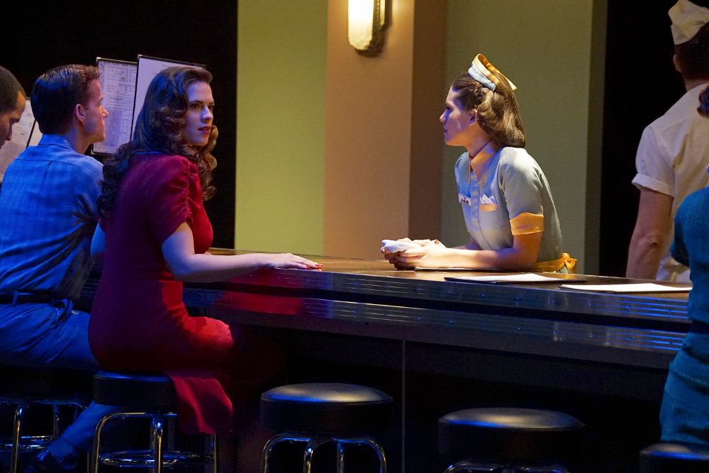 Peggy Carter (Hayley Atwell) revoit son amie Angie dans son rêve