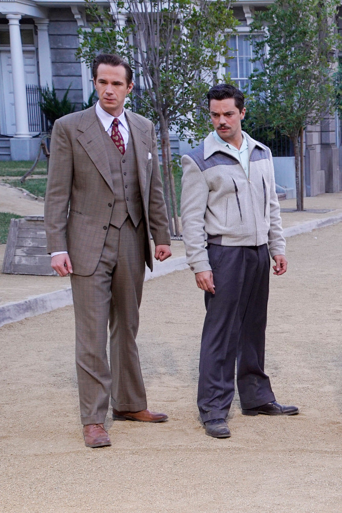 Jarvis (James D'Arcy) et Howard Stark (Dominic Cooper) sur le terrain