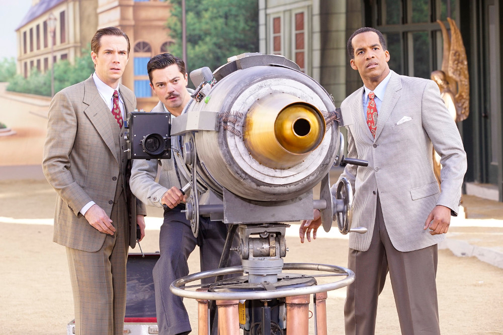 Jarvis (James D'Arcy), Howard Stark (Dominic Cooper) et Jason Wilkes (Reggie Austin)  utilisent une machine