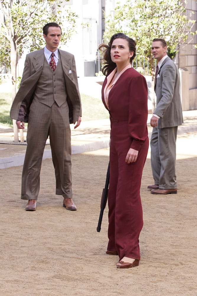 Jarvis, Peggy Carter (Hayley Atwell) et Thompson