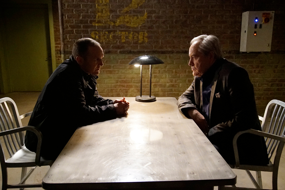 Coulson (Clark Gregg) interroge Malick (Powers Boothe)