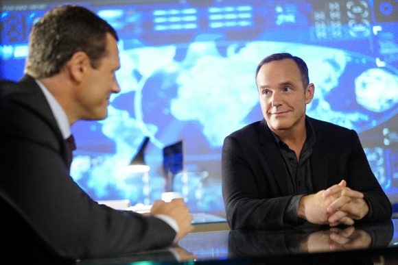 Discussion entre Phil Coulson (Clark Gregg) et le Directeur Mace (Jason O'Mara)