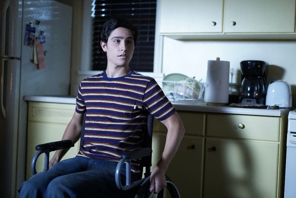 Gabe Reyes (Lorenzo James Henrie) en fauteuil roulant