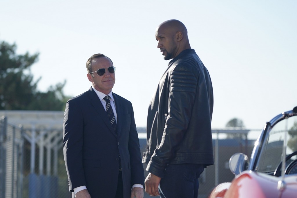 Coulson (Clark Gregg) et Mack (Henry Simmons) sur un parking
