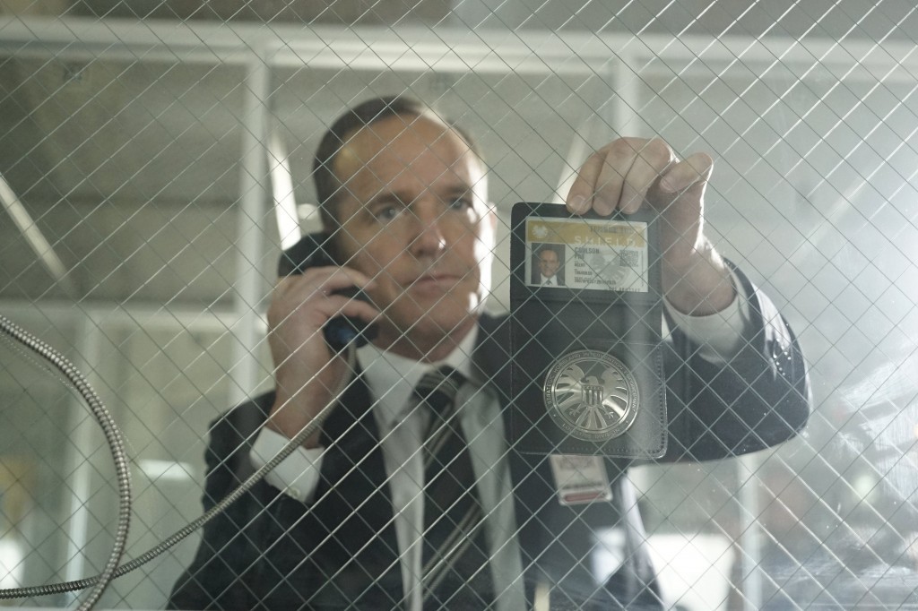 Coulson présente sa carte d'agent du SHIELD