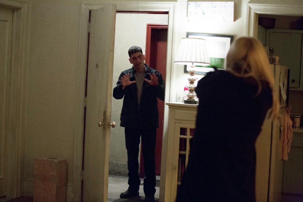 Frank Castle (Jon Bernthal) rend visite à Karen