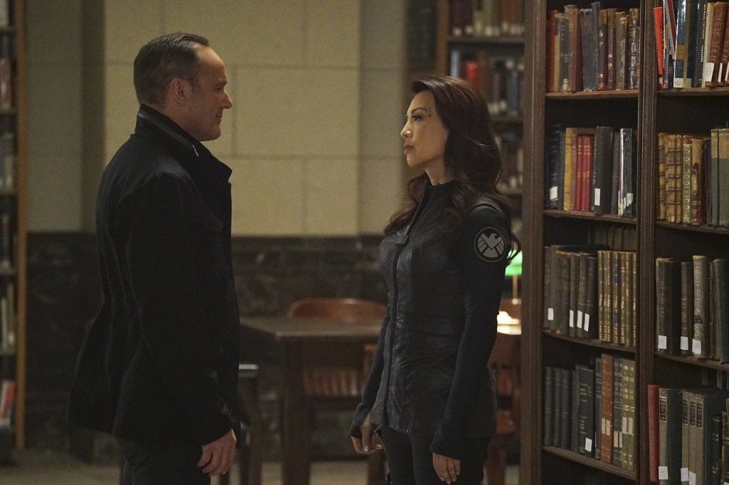 Coulson et May dans une bibliothèque