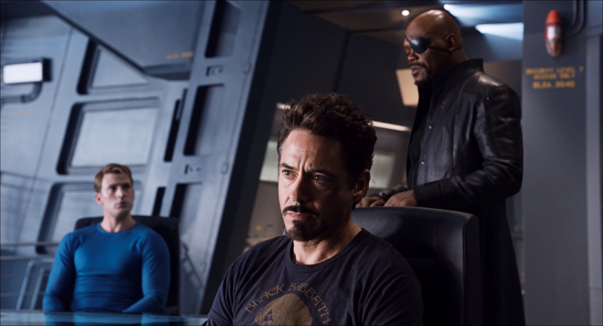 Tony Stark, Steve Rogers et Nick Fury dans le film MARVEL Avengers