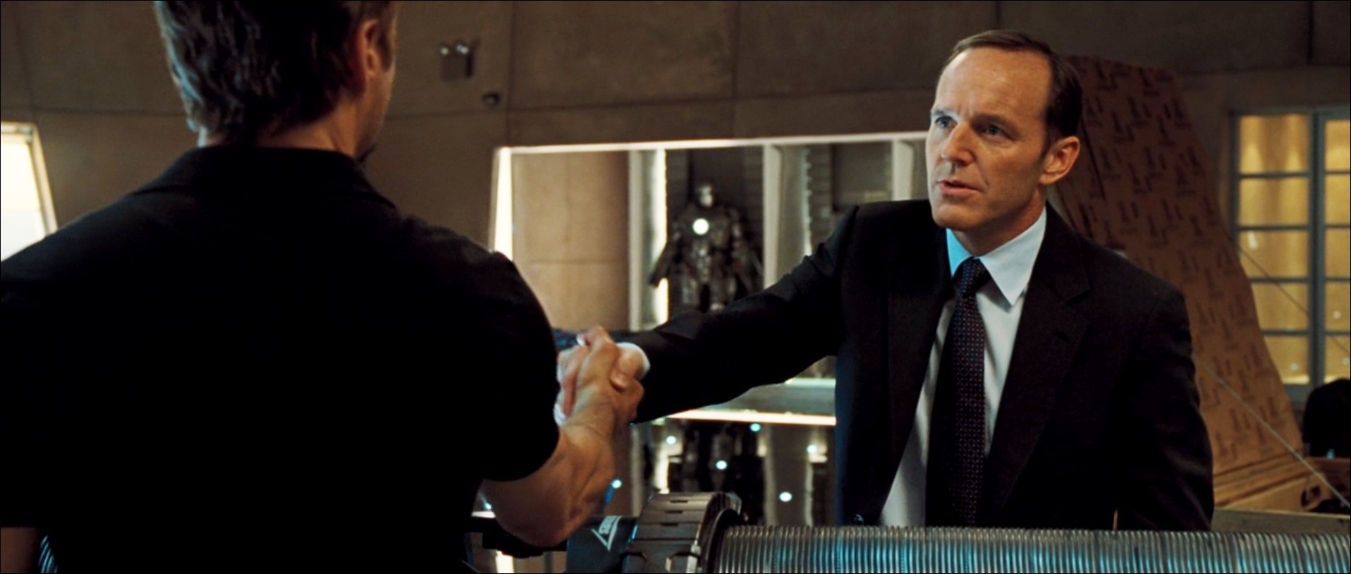 Phil Coulson dans le film MARVEL Iron Man 2, face à Tony Stark
