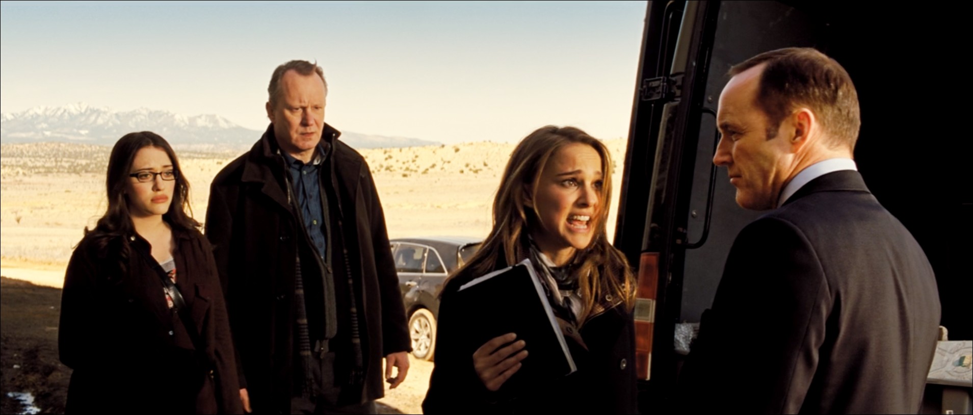 Phil Coulson face à Jane Foster, Erik Selvig et Darcy Lewis dans le film MARVEL Thor