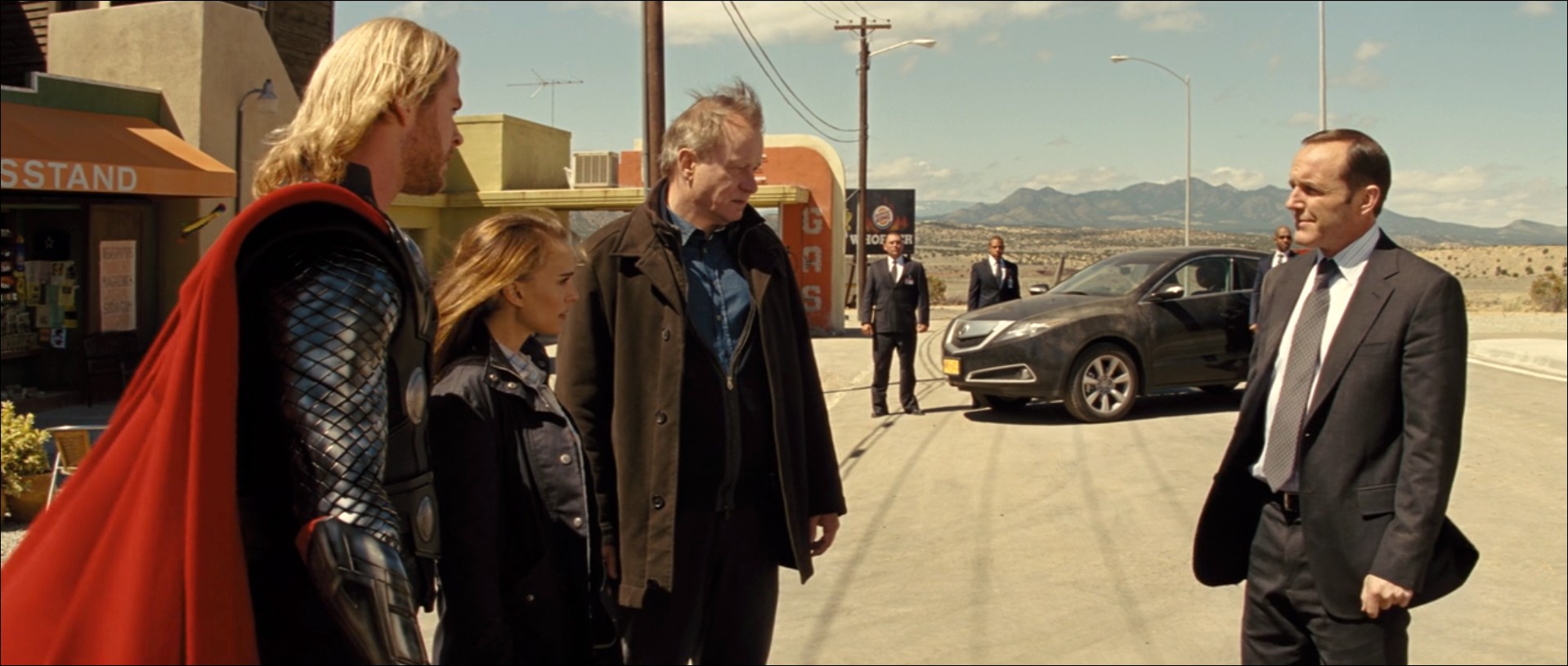 Thor, Jane Foster et Erik Selvig face à Phil Coulson dans le film MARVEL Thor