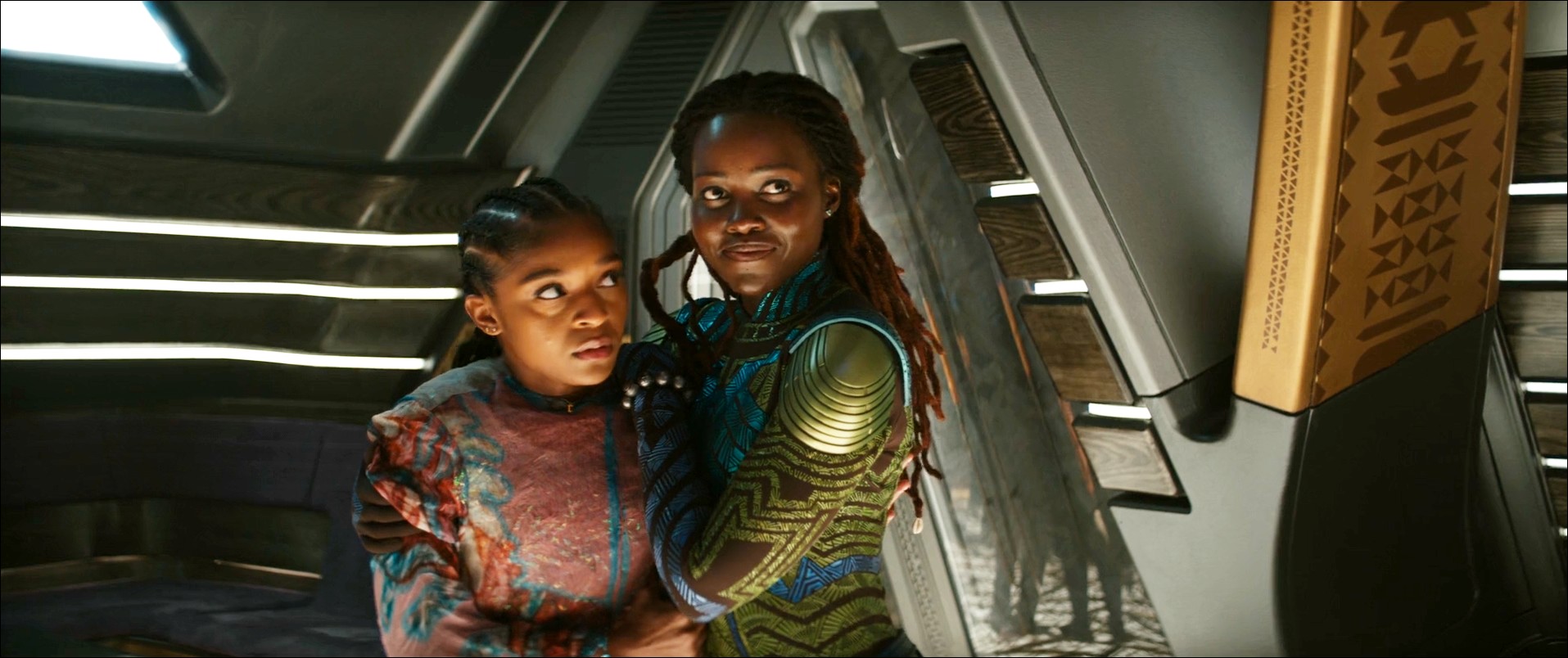 Riri Williams et Nakia dans le film MARVEL Black Panther : Wakanda Forever