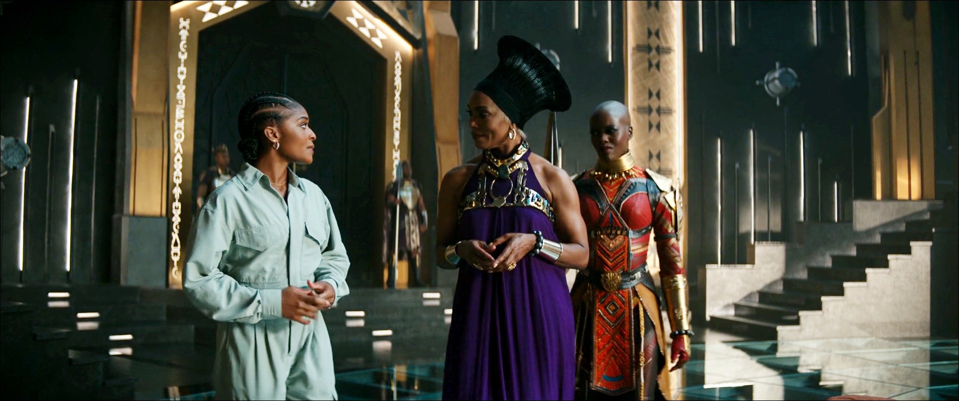 Riri Williams, la reine Ramonda et Ayo dans le film MARVEL Black Panther : Wakanda Forever
